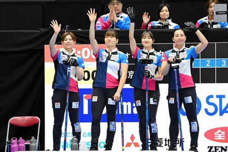 試合前に歓声に応えるフォルティウスの（左から）小野寺佳步、小谷優奈、小林未奈、近江谷杏菜＝©ＪＣＡ（Ｈ．ＩＤＥ）＝