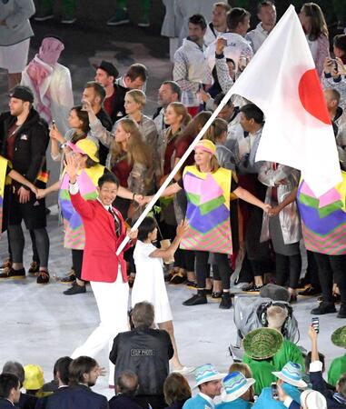 リオ五輪の開会式で旗手として行進する右代啓祐＝２０１６年