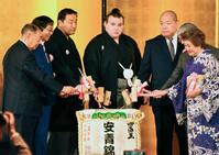　鏡開きをする安青錦（中央）。中央左は安治川親方、同右は八角理事長