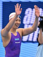女子５０メートル平泳ぎ決勝　レース後にスタンドへ手を振る鈴木聡美