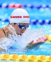 女子５０メートル平泳ぎ決勝　力泳する鈴木聡美