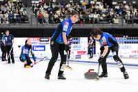 ミスショットに天を仰ぐ藤沢五月（左）とスイープする鈴木夕湖（右）と吉田夕梨花（中央）©ＪＣＡ（Ｈ．ＩＤＥ）
