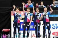 試合前に歓声に応えるフォルティウスの（左から）小野寺佳步、小谷優奈、小林未奈、近江谷杏菜＝©ＪＣＡ（Ｈ．ＩＤＥ）＝