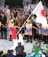 リオ五輪の開会式で旗手として行進する右代啓祐＝２０１６年