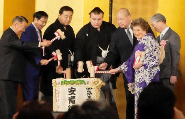 鏡開きを行う安治川親方（左から３人目）、安青錦（同４人目）と八角理事長（同５人目）ら＝都内