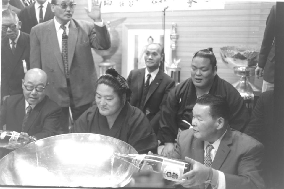 １９７２年春場所で初優勝を果たした関脇長谷川（中央）と兄弟子の大関琴桜（後方右）