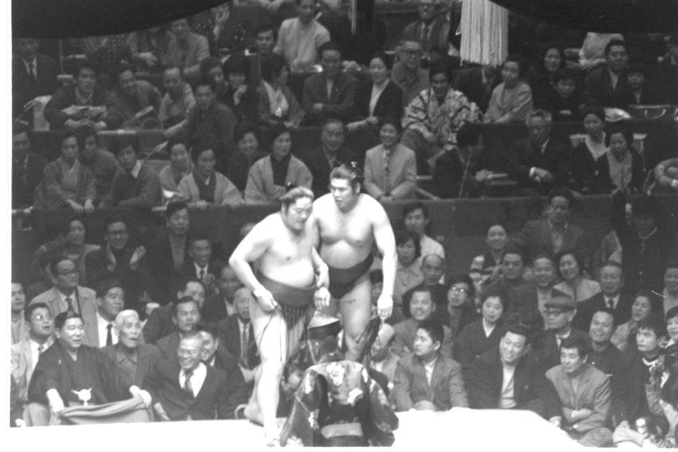 １９７２年春場所千秋楽での優勝決定戦で魁傑（右）を下して初優勝を決めた関脇長谷川＝大阪府立体育会館