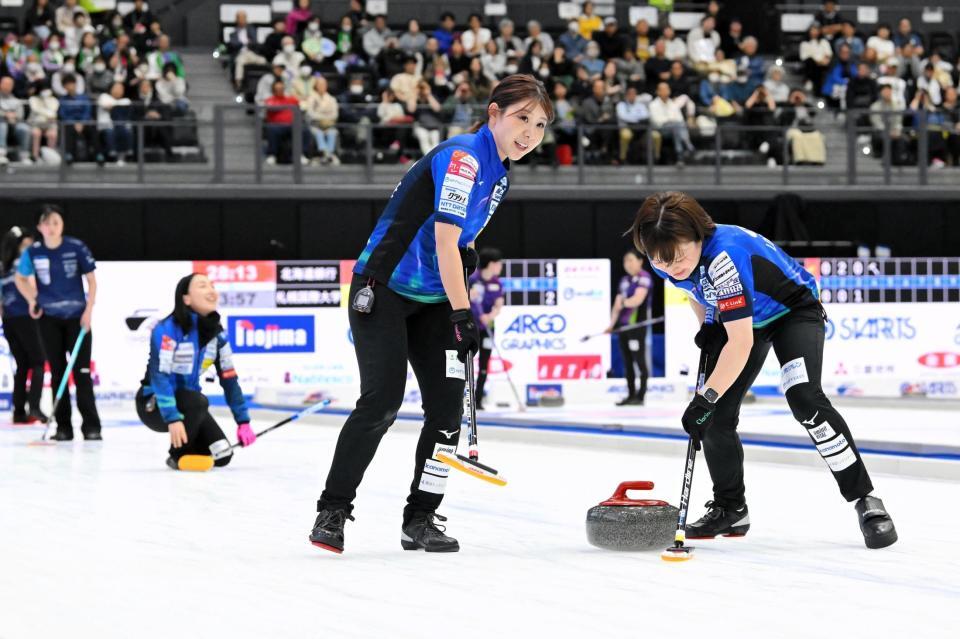 ミスショットに天を仰ぐ藤沢五月（左）とスイープする鈴木夕湖（右）と吉田夕梨花（中央）©ＪＣＡ（Ｈ．ＩＤＥ）