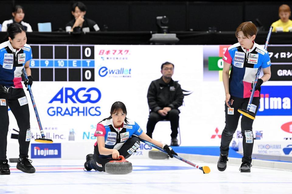 試合するフォルティウスの（左から）近江谷杏菜、小林未奈、小野寺佳步＝©ＪＣＡ（Ｈ．ＩＤＥ）＝