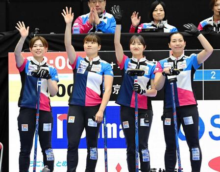 　試合前に歓声に応えるフォルティウスの（左から）小野寺佳步、小谷優奈、小林未奈、近江谷杏菜　©ＪＣＡ（Ｈ．ＩＤＥ）