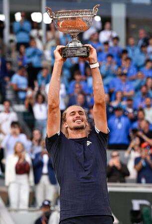 　男子シングルスで初優勝し、トロフィーを掲げるアレクサンダー・ズベレフ＝パリ（共同）