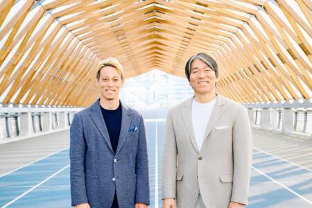 対談した松井秀喜氏（右）と本田圭佑氏