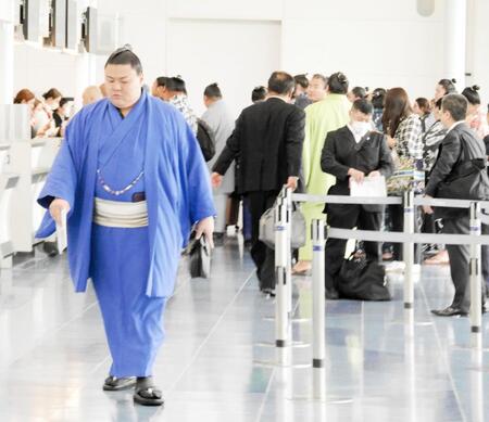 出発口に向かう義ノ富士