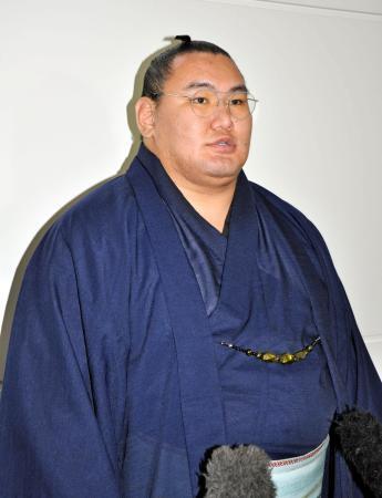 　大相撲パリ公演への出発前、羽田空港で取材に応じる横綱豊昇龍＝９日