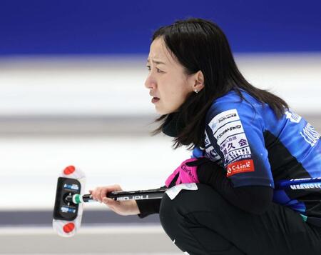 第９エンド、最終投の行方を厳しい表情で見つめるロコ・ソラーレ・藤沢五月（撮影・伊藤笙子）