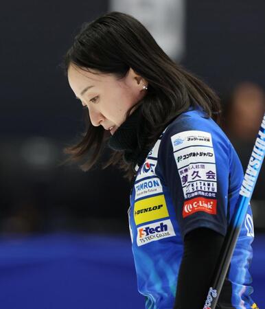第９エンド、最終投がスルーショットになり、うつむくロコ・ソラーレ・藤沢五月（撮影・伊藤笙子）