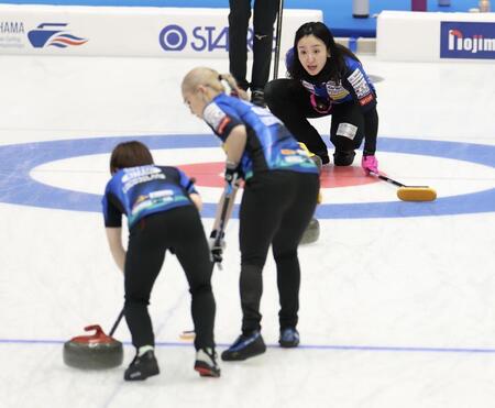 第３エンド、指示を出すロコソラーレ・藤沢五月（撮影・伊藤笙子）