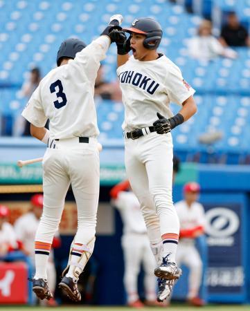 　中部学院大戦の３回、２ランを放ち跳び上がって喜ぶ東北福祉大・高岡（右）＝神宮