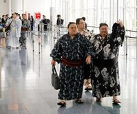 エコノミー席で移動する関取の付け人たち