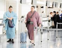 出発口に向かう狼雅（左）と欧勝馬