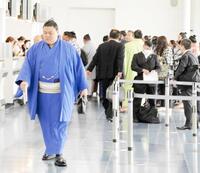出発口に向かう義ノ富士