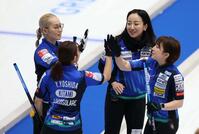 第２エンドで２点を取り、ハイタッチするロコ・ソラーレ（撮影・伊藤笙子）