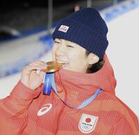 ミラノ・コルティナ五輪　金メダルを味わう戸塚優斗＝リビーニョ・スノーパーク（撮影・吉澤敬太）