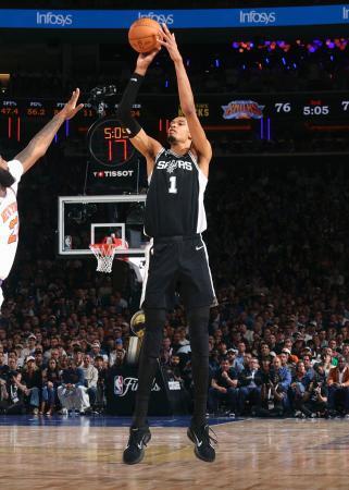 　ニックスとのＮＢＡ決勝第３戦で３点シュートを放つスパーズのウェンバンヤマ＝ニューヨーク（ＮＢＡＥ・ゲッティ＝共同）