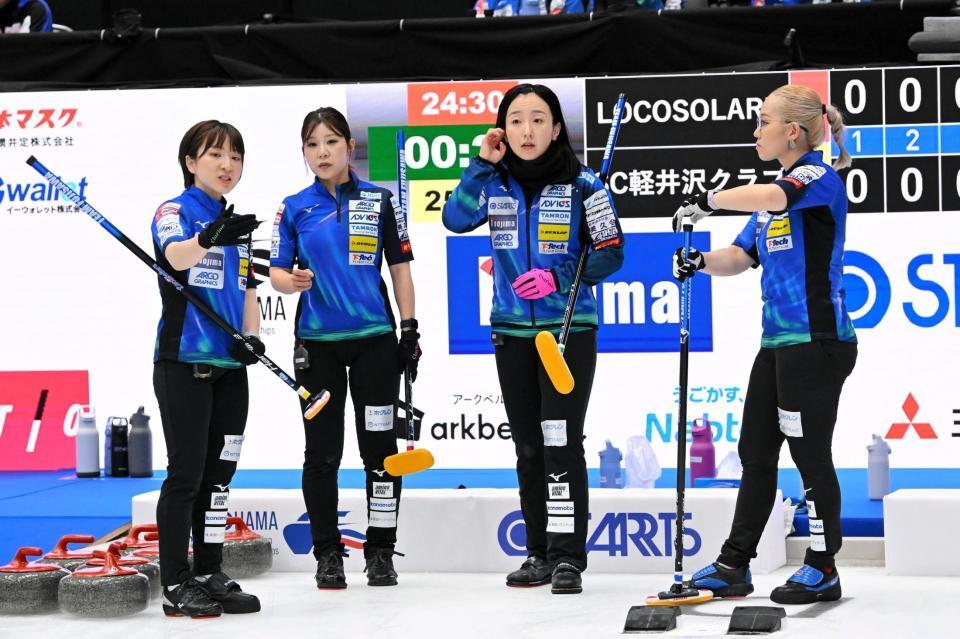 話し合うロコ・ソラーレの左から鈴木夕湖、吉田夕梨花、藤沢五月、小穴桃里　©ＪＣＡ（Ｈ．ＩＤＥ）
