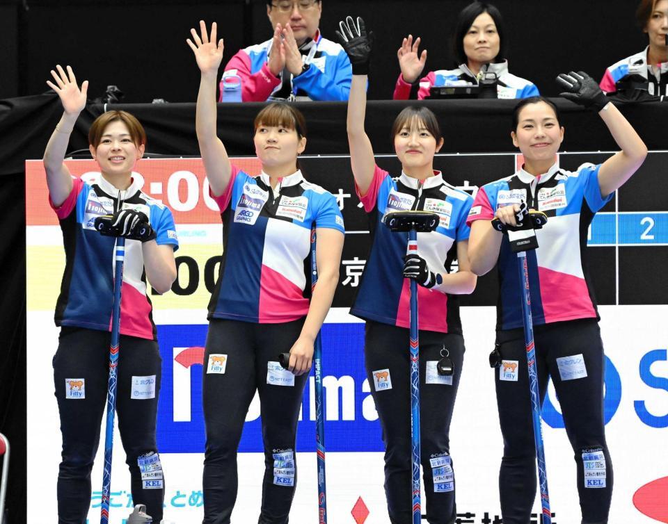 　試合前に歓声に応えるフォルティウスの（左から）小野寺佳步、小谷優奈、小林未奈、近江谷杏菜　©ＪＣＡ（Ｈ．ＩＤＥ）
