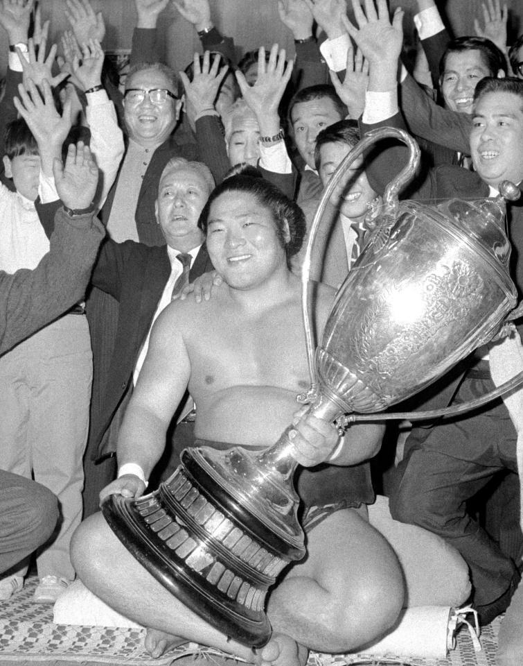 　１９７２年３月、大相撲春場所で初優勝を飾り、賜杯を手に笑顔を見せる長谷川