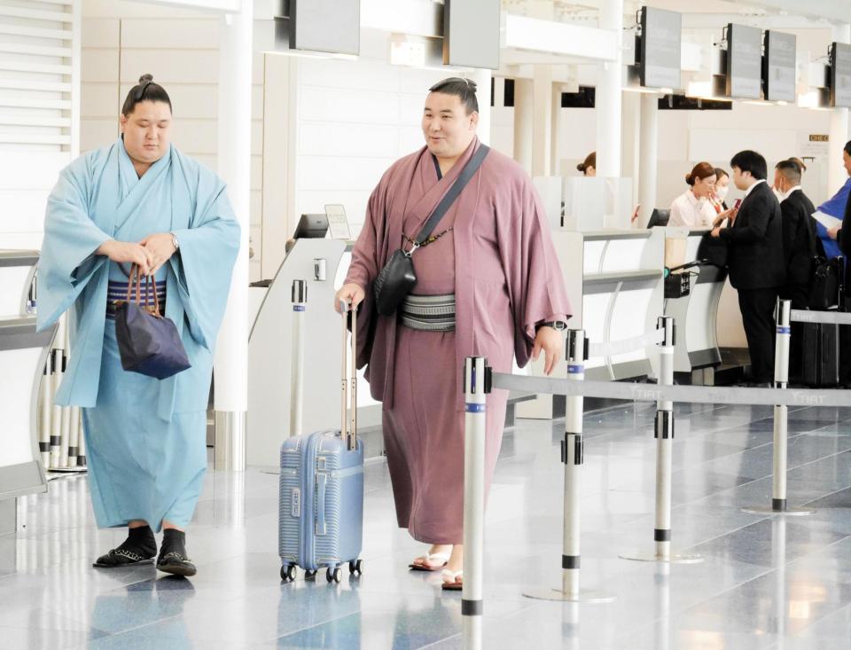出発口に向かう狼雅（左）と欧勝馬