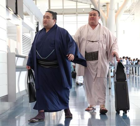 パリに向け出発した豪ノ山（左）と金峰山＝羽田空港（撮影・伊藤笙子）