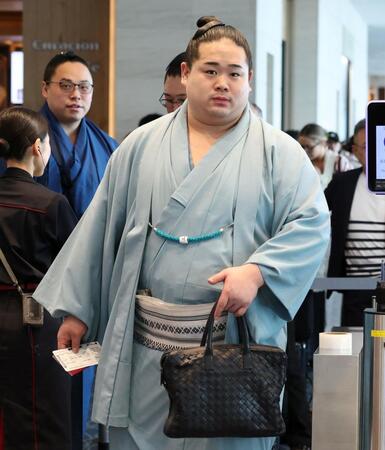パリ行きの飛行機に搭乗する錦富士（撮影・伊藤笙子）