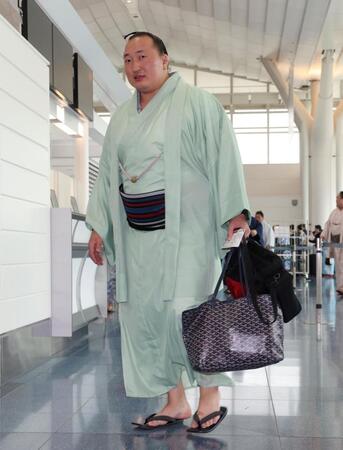 パリに向け出発した千代翔馬（撮影・伊藤笙子）