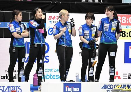 試合前に笑顔を見せる藤沢五月（左から２人目）らロコ・ソラーレ（撮影・開出牧）