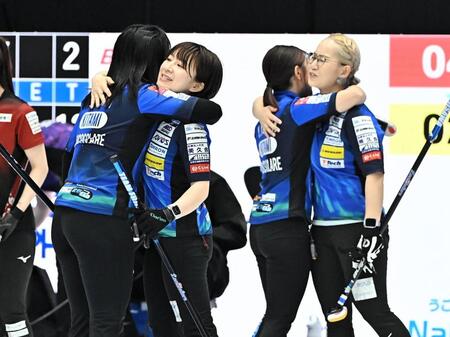 竜部電力に敗れるが健闘をたたえ合うロコ・ソラーレの（左から）藤沢五月、鈴木夕湖、吉田夕梨花、小穴桃里（撮影・開出牧）