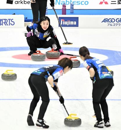 第６エンド、指示を出すロコ・ソラーレ・藤沢五月（後方）＝撮影・開出牧