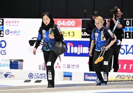 中部電力に敗れ引き上げるロコ・ソラーレ・藤沢五月（左）と小穴桃里（撮影・開出牧）