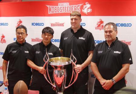 　優勝カップを前に記念撮影するラグビーのリーグワン神戸を率いたデイブ・レニー氏（右端）ら＝１０日、神戸市