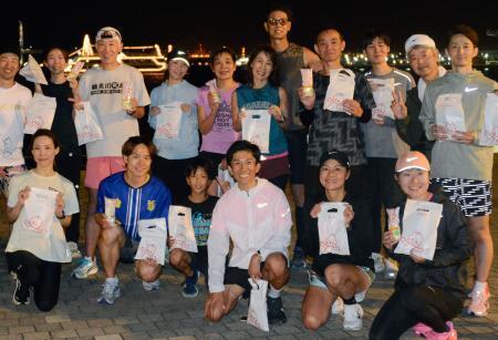 　ランニングイベントの参加者と記念写真に納まる鈴木健吾（前列右から３人目）＝１０日、横浜市
