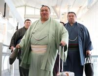 パリに向け出発した（左から）熱海富士、御嶽海、正代（撮影・伊藤笙子）