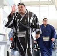 パリに向け出発した阿炎（左）と若ノ勝（撮影・伊藤笙子）