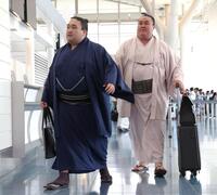 パリに向け出発した豪ノ山（左）と金峰山＝羽田空港（撮影・伊藤笙子）