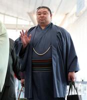パリに向け出発した正代＝羽田空港（撮影・伊藤笙子）