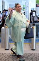 パリ行きの飛行機に搭乗する御嶽海（撮影・伊藤笙子）