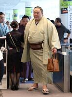 パリ行きの飛行機に搭乗する玉鷲＝羽田空港（撮影・伊藤笙子）