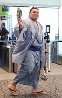 笑顔でパリ行きの飛行機に搭乗する大の里（撮影・伊藤笙子）