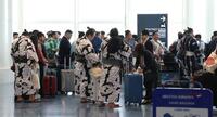 チェックインカウンターに集まる力士たち（撮影・伊藤笙子）