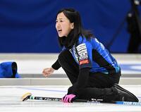 第８エンド、ストーンを投じ叫ぶロコ・ソラーレ・藤沢五月（撮影・開出牧）